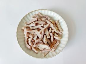 熟猪肚切成长条。