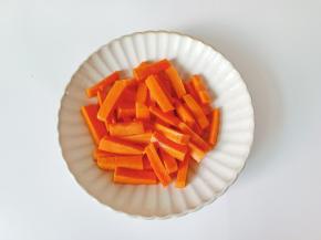 胡萝卜削皮，切成长条。