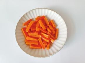 胡萝卜削皮，切成长条。