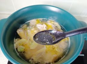 焯水期间撇去浮沫。