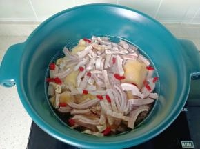 加枸杞红枣，盖上盖子煮45分钟。