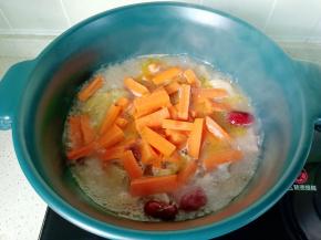 加入胡萝卜条，盐与胡椒粉继续炖煮10分钟。