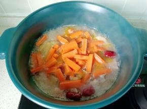 加入胡萝卜条，盐与胡椒粉继续炖煮10分钟。