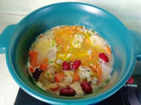 待胡萝卜熟透撒葱花即可。