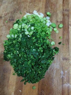 焯好水的萝卜缨过一遍冷水，挤干水分，抹刀切碎！