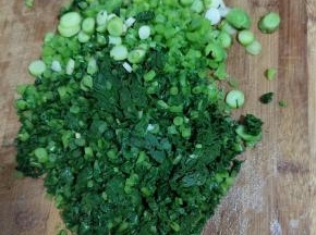 焯好水的萝卜缨过一遍冷水，挤干水分，抹刀切碎！