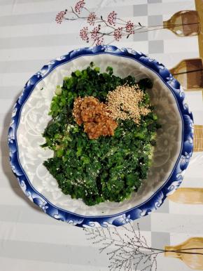 切好的萝卜缨放进碗中，加入盐，鸡精，熟白芝麻，香油，蒜蓉辣酱（没有蒜蓉辣酱的也可以放入蒜泥和辣椒油！）！