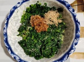 切好的萝卜缨放进碗中，加入盐，鸡精，熟白芝麻，香油，蒜蓉辣酱（没有蒜蓉辣酱的也可以放入蒜泥和辣椒油！）！