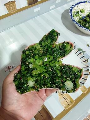 闲着没事，把我家饭团模具中的小兔子模具找出来了！把凉拌好的萝卜缨装在模具中，按压紧实！