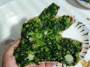 闲着没事，把我家饭团模具中的小兔子模具找出来了！把凉拌好的萝卜缨装在模具中，按压紧实！