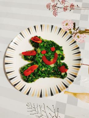 倒扣在盘子上，用红辣椒和番茄酱装饰一下即可！