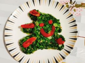 倒扣在盘子上，用红辣椒和番茄酱装饰一下即可！