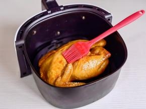 撕掉纸放在炸篮里，刷上腌制料汁150度烤25分钟。（可以反复多刷几次）