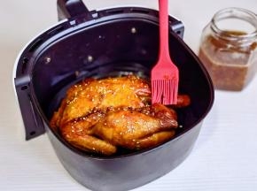 取出刷上桂花蜜，撒上芝麻，再烤5分钟即可。