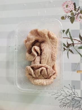 在网上买的新鲜的预煮免洗肥肠，一盒足足有300克！清洗的非常干净，一点儿臭味儿也没有呢！