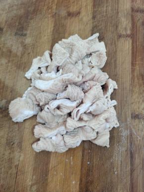 肥肠用温水再一次清洗几遍，切成小块备用！