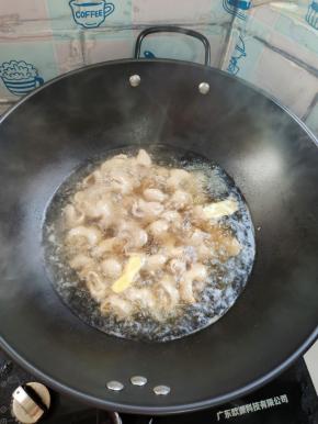水中放入生姜，料酒，香醋，再下入肥肠烧开，去腥去异味儿！