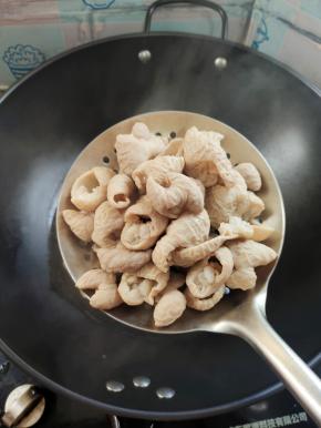 捞出沥干水分备用！