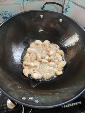 起锅烧油，放入肥肠煸炒出多余的油脂！盛出备用！