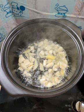 砂锅预热，放入生姜，蒜瓣爆香！