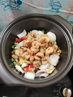 放入煸炒好的肥肠！