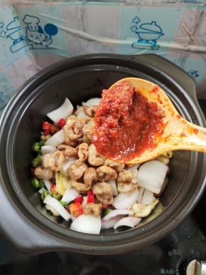 放入一勺郫县豆瓣酱！