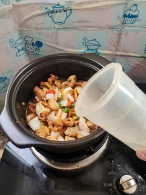 加入适量的开水！水不要太多。快要没住食材的一半儿即可！