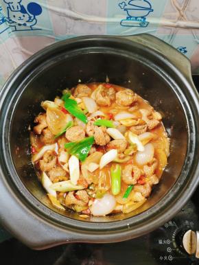 起锅前放入适量的葱段翻炒均匀即可！