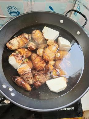 芋头清洗干净，放入锅里，加入适量的水。煮熟！（可以轻松用筷子扎透就说明煮熟了！）