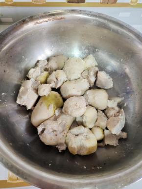 不烫手时剥去芋头的外皮！