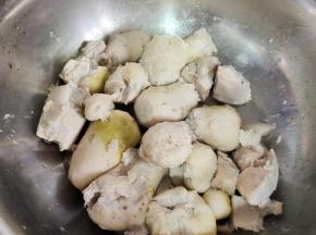 不烫手时剥去芋头的外皮！