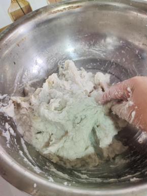 往芋头里面加入5克盐（今天煮的芋头剥皮后刚好是1000克！）用手把芋头捏碎，成糊状！芋头这个时候温温的比较好捏，不要等到放凉了就会变硬不好捏！