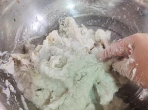往芋头里面加入5克盐（今天煮的芋头剥皮后刚好是1000克！）用手把芋头捏碎，成糊状！芋头这个时候温温的比较好捏，不要等到放凉了就会变硬不好捏！