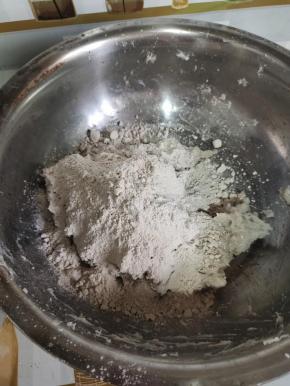 加入600克纯正红薯淀粉！（芋头的吸水性不同，要适当调整用量！一般的在450克~600克之间！自己根据自己买的芋头吸水性适当调整就好！）