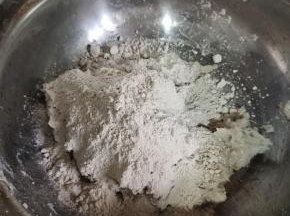 加入600克纯正红薯淀粉！（芋头的吸水性不同，要适当调整用量！一般的在450克~600克之间！自己根据自己买的芋头吸水性适当调整就好！）