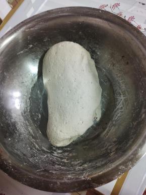 把它和成一个光滑的，不软不硬的芋头面团！