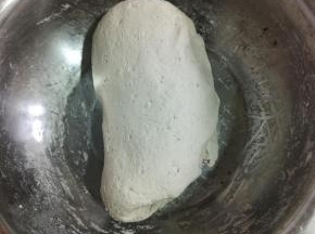 把它和成一个光滑的，不软不硬的芋头面团！