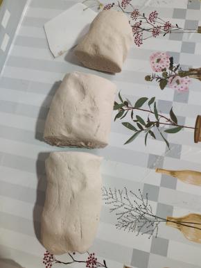 放案板上，先把芋头面团分成三份！因为比较大，不好操作！