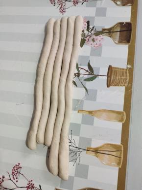 先取其中一份搓成长条！