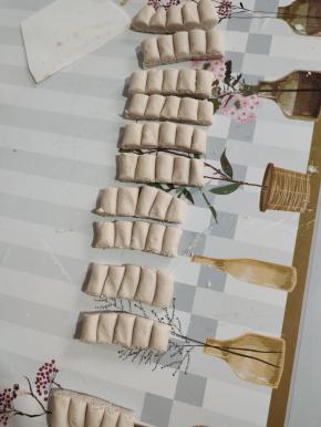 搓成你想要的丸子的大小，再分割成小剂子！