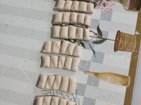 搓成你想要的丸子的大小，再分割成小剂子！