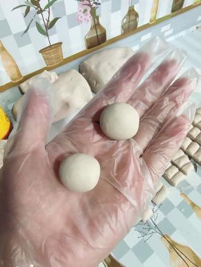 取一个或者两个小剂子在手心搓圆！也可以取两三个放到桌子上来搓圆！这样可以大大提高效率！