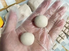 取一个或者两个小剂子在手心搓圆！也可以取两三个放到桌子上来搓圆！这样可以大大提高效率！