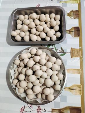 依次把所有的芋头丸子都搓好！