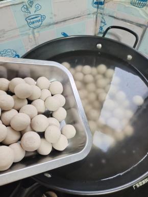 锅中烧一锅开水，水开后放入丸子！要小心一点哦，防止热水溅出烫伤自己！