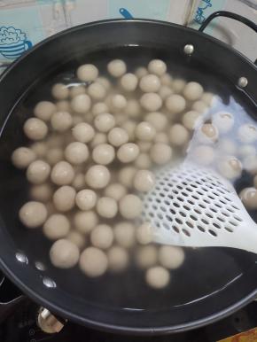 用漏勺沿着底部推动一下，防止丸子黏连在锅底！