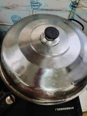 盖上盖子，大火烧开！中途可以用漏勺再次推动一下！让它可以更好的受热！