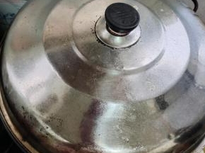 盖上盖子，大火烧开！中途可以用漏勺再次推动一下！让它可以更好的受热！