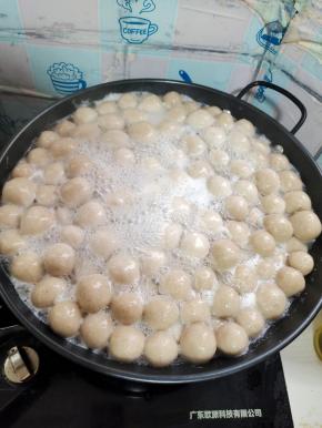 当丸子慢慢变熟时它就会自动飘起来！水开后继续煮5分钟左右，把丸子彻底煮熟！