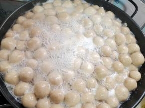 当丸子慢慢变熟时它就会自动飘起来！水开后继续煮5分钟左右，把丸子彻底煮熟！